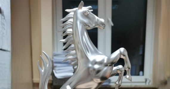 Policjanci z województwa świętokrzyskiego rozwiązali sprawę kradzieży wartej 100 tys. zł aluminiowej figurki konia z kieleckich targów przemysłowych. Okazało się, że statuetkę ze stoiska zabrali dwaj uczniowie z powiatu mieleckiego, który na wydarzenie przyjechali w ramach szkolnej wycieczki.