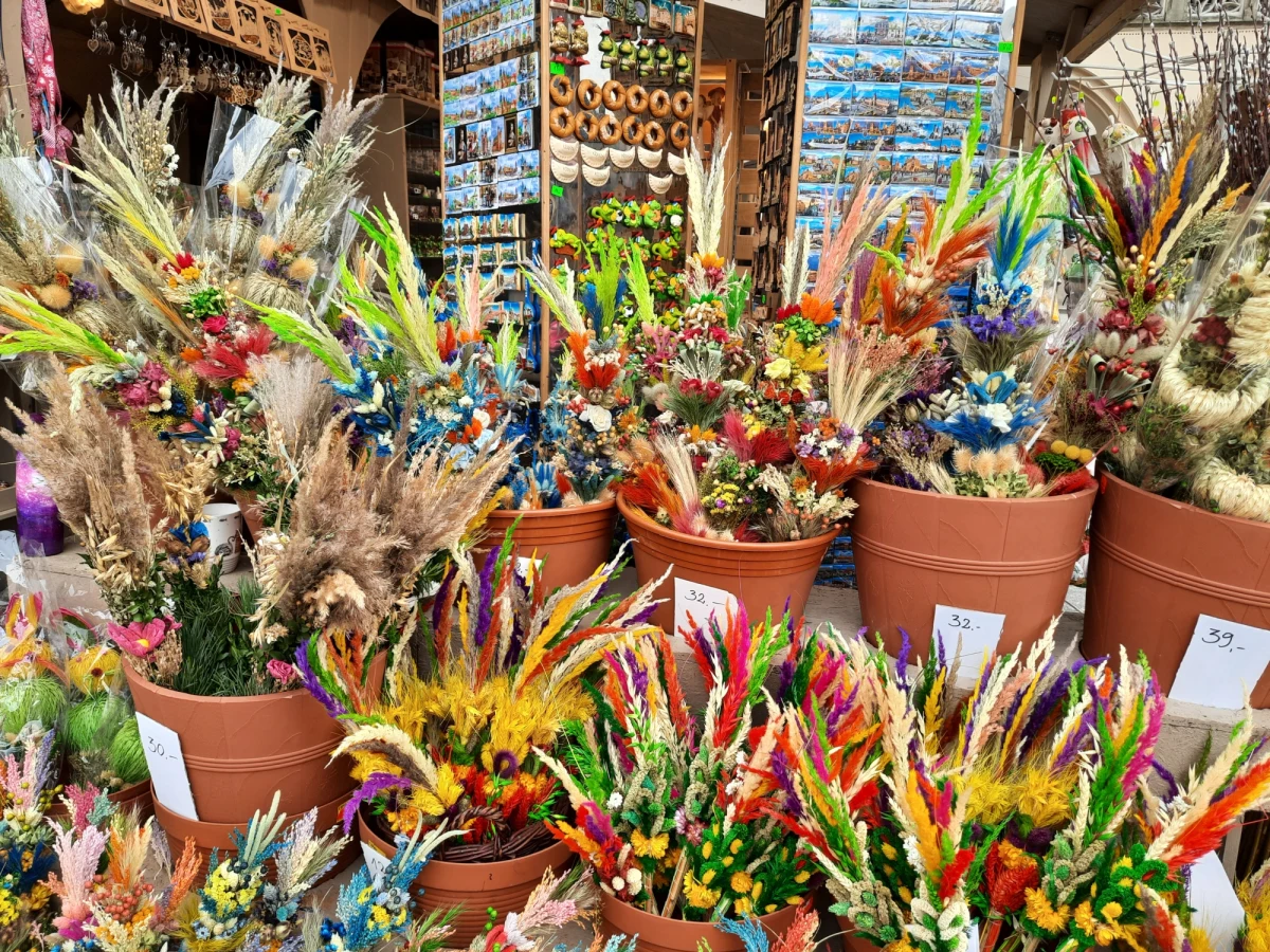 Mazurki, chleby, pisanki, czy kolorowe palmy - wszystko to i wiele więcej można już kupić na Rynku Głównym w Krakowie. Wystawcy zachęcają do skomponowania wielkanocnego koszyka z regionalnymi przysmakami.