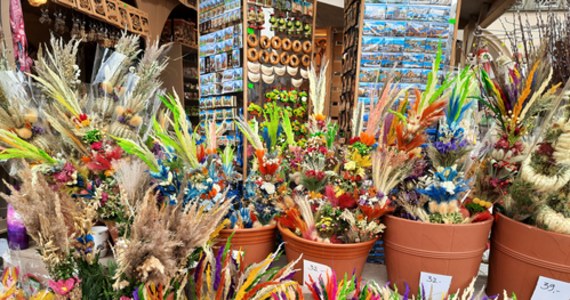 Mazurki, chleby, pisanki, czy kolorowe palmy - wszystko to i wiele więcej można już kupić na Rynku Głównym w Krakowie. Wystawcy zachęcają do skomponowania wielkanocnego koszyka z regionalnymi przysmakami.
