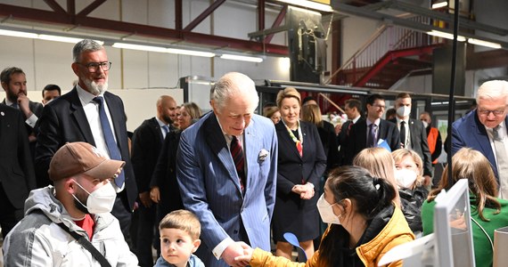 Brytyjski król Karol III w drugim dniu swej wizyty państwowej w Niemczech spotkał się w Berlinie z ukraińskimi uchodźcami wojennymi. Monarcha odwiedził centrum dla ukraińskich uchodźców na terenie dawnego lotniska Tegel.