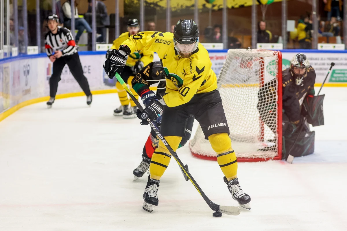 Hokeiści GKS Katowice pokonali u siebie GKS Tychy 5:2 w czwartym meczu finału ekstraligi, wygrali rywalizację 4-0 i obronili tytuł mistrza Polski. Zdobyli złoty medal ósmy raz w historii.