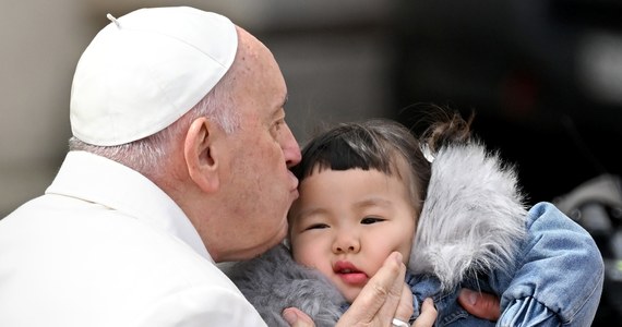 W sobotę papież Franciszek ma opuścić klinikę Gemelli, w której przechodzi kurację z powodu zapalenia oskrzeli - podał dziennik "Il Messaggero". Papież stopniowo wraca do zdrowia, ale nie wyklucza się, że będzie zmuszony do rezygnacji z przewodniczenia uroczystościom Wielkiego Tygodnia. W wielkanocną niedzielę wygłosi orędzie i udzieli błogosławieństwa Urbi et Orbi.