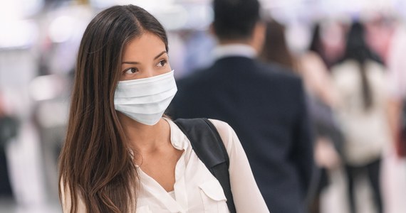 Obowiązek zakrywania przy pomocy maseczki nosa i ust w aptekach, przychodniach i w szpitalach został przedłużony do 30 kwietnia 2023 roku. W piątek weszło w życie rozporządzenie w tej sprawie. 