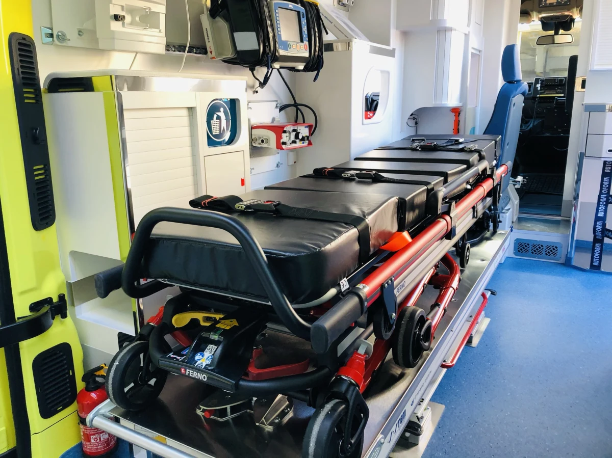 Co dziesiąty wyjazd karetki pogotowia w Warszawie jest nieuzasadniony. W ubiegłym roku 12 tysięcy wyjazdów było do pacjentów, których stan nie powodował zagrożenia życia lub nie było pacjenta we wskazanym miejscu. Do tego prawie 15 tysięcy wyjazdów było odwoływanych, gdy zespół ratownictwa był już w drodze. Takie dane podaje dyrekcja stołecznego pogotowia ratunkowego. 