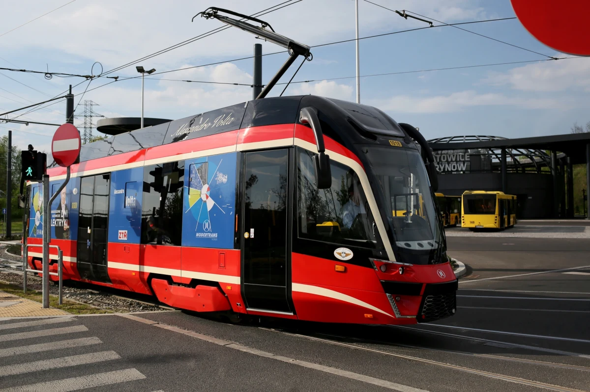 Postępy budowy odcinka linii tramwajowej w Katowicach wzdłuż ul. Grundmanna pozwolą od 1 kwietnia 2023 r. wznowić ruch tramwajów na łączących Katowice oraz Chorzów równoległych torowiskach wzdłuż ul. Gliwickiej i ul. Chorzowskiej, które połączy nowa linia – podały Tramwaje Śląskie.