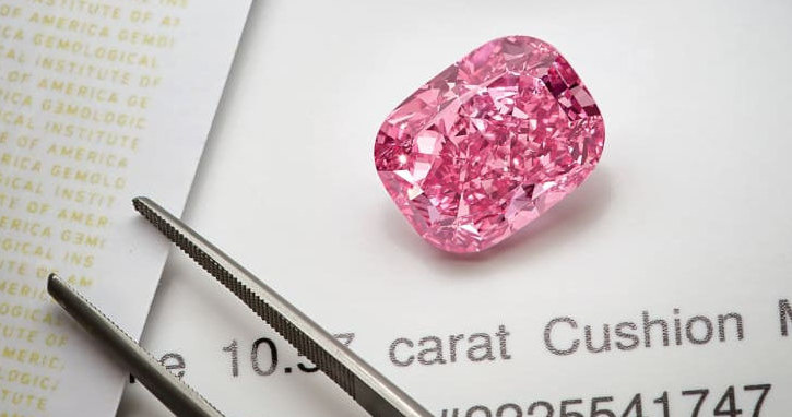 Najwyraźniej diamenty są najlepszymi przyjaciółmi nie tylko kobiet, a przynajmniej tak sugeruje kolejna aukcja słynnego domu aukcyjnego Sotheby's, na której do nabycia będzie ultrarzadki różowy kamień o nazwie The Eternal Pink i spodziewanej cenie 35 mln dolarów. 