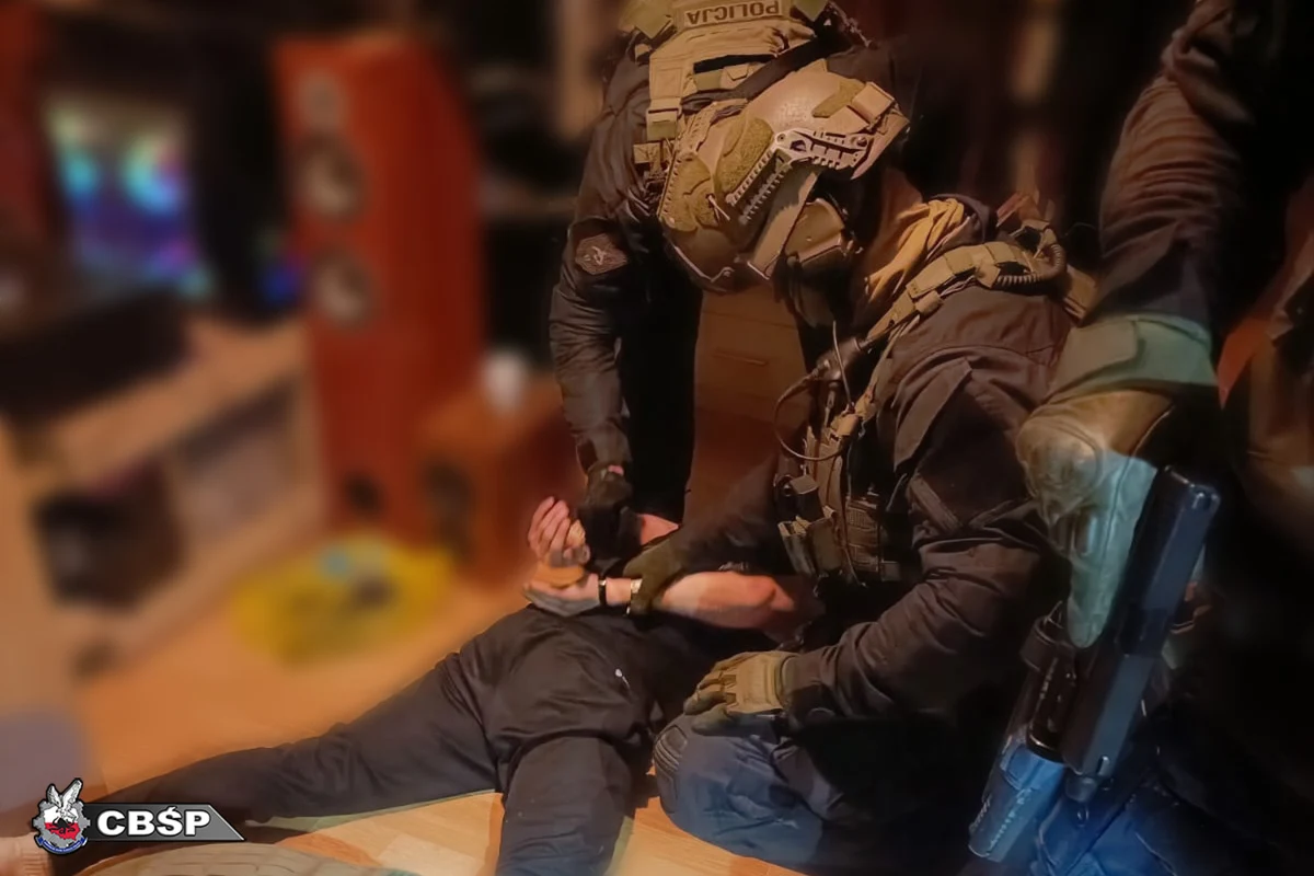 11 osób zostało zatrzymanych po gigantycznej akcji Centralnego Biura Śledczego Policji i kontrrerrorystów w województwie śląskim wymierzonej w gang zajmujący się dilerką narkotyków i sutenerstwem. Mundurowi zabezpieczyli 10 kg narkotyków i dopalaczy, 4 jednostki broni i 80 sztuk amunicji. 