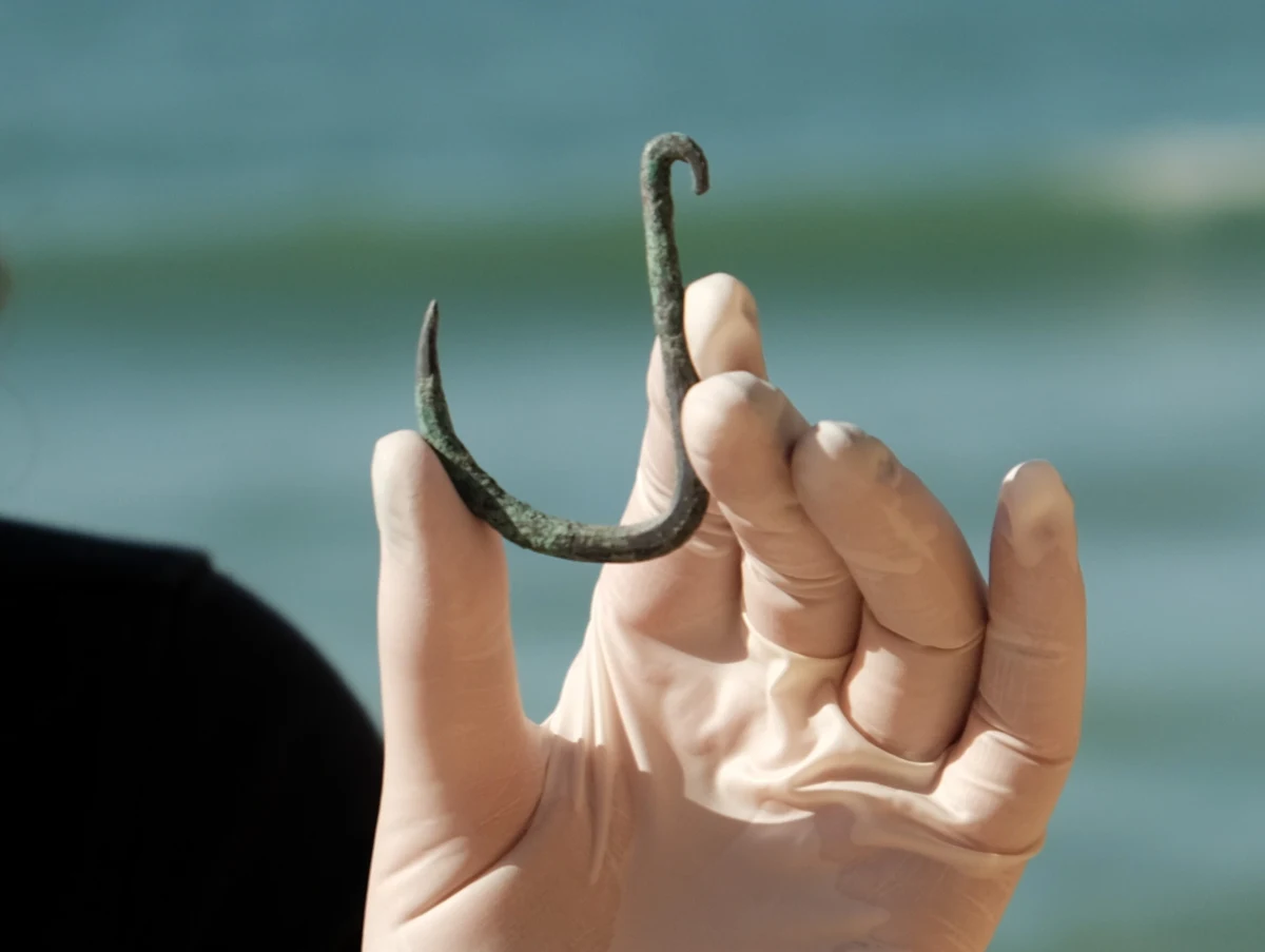 Liczący 6 tys. lat haczyk wędkarski został znaleziony na terenie wykopaliska archeologicznego w Aszkelon w Izraelu. Ma on 6,5 cm długości i jest jednym z najstarszych, jakie do tej pory znaleziono. Służył prawdopodobnie do łowienia rekinów i innych dużych ryb, takich jak tuńczyki.
