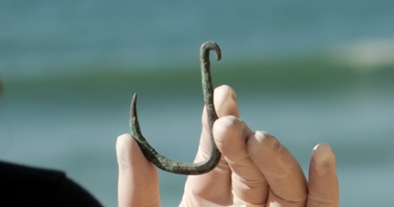 Liczący 6 tys. lat haczyk wędkarski został znaleziony na terenie wykopaliska archeologicznego w Aszkelon w Izraelu. Ma on 6,5 cm długości i jest jednym z najstarszych, jakie do tej pory znaleziono. Służył prawdopodobnie do łowienia rekinów i innych dużych ryb, takich jak tuńczyki.