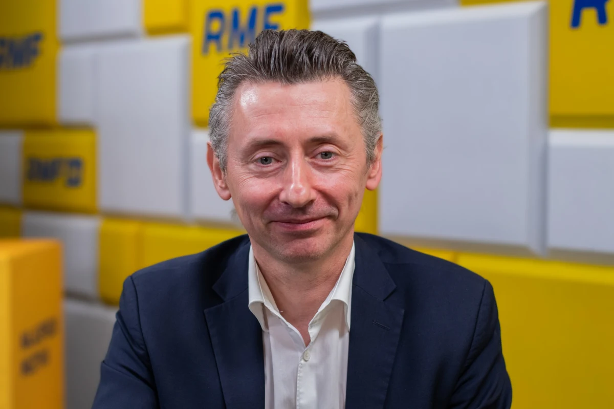 „Trzeba odchodzić od tych źródeł emisji, które są duże. Transport to jest 20 proc. W tych 20 proc., 70 proc. to emisje z samochodów spalinowych, indywidualnych” – tak poparcie Lewicy dla unijnego zakazu rejestrowania aut spalinowych tłumaczył w Porannej rozmowie w RMF FM Maciej Gdula. „Jest tak, że jeżeli nie będzie tanich alternatyw wobec samochodów spalinowych, jeżeli nie będzie transportu publicznego, to ludzie sami wysadzę te regulacje w powietrze” – podkreślił gość RMF FM i złożył deklarację na rok 2035, kiedy unijny zakaz ma wejść w życie: „Jeżeli nie będzie tanich alternatyw, to sam założę żółtą kamizelkę i pójdę protestować”. 