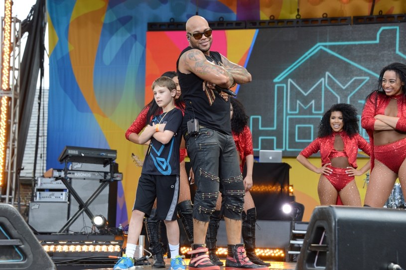 Popularny raper Flo Rida przeżywa teraz trudne chwile. Jego 6-letni syn wypadł z okna na piątym piętrze apartamentu i znajduje się w krytycznym stanie. Muzyk dziękuje fanom za wsparcie.