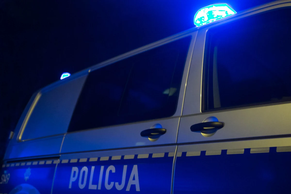 Nietypową interwencję podjęli policjanci z komisariatu w Szczucinie. 52-letni mężczyzna zadzwonił na numer alarmowy i poinformował o włamaniu do mieszkania. Nadmienił przy tym, że on sam jest poszukiwany.   

