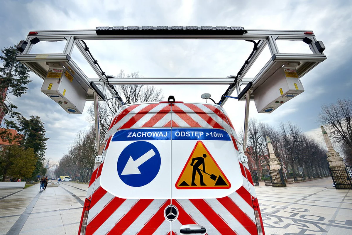 Samochód badawczy Politechniki Gdańskiej wyposażony w system laserowy pomoże w utrzymaniu dróg. System zamontowany na dachu auta i w środku transportera, umożliwia zaawansowane pomiary stopnia zużycia nawierzchni drogowych oraz lotniskowych. To unikatowy sprzęt na polskich uczelniach.