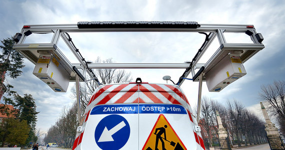 Samochód badawczy Politechniki Gdańskiej wyposażony w system laserowy pomoże w utrzymaniu dróg. System zamontowany na dachu auta i w środku transportera, umożliwia zaawansowane pomiary stopnia zużycia nawierzchni drogowych oraz lotniskowych. To unikatowy sprzęt na polskich uczelniach.