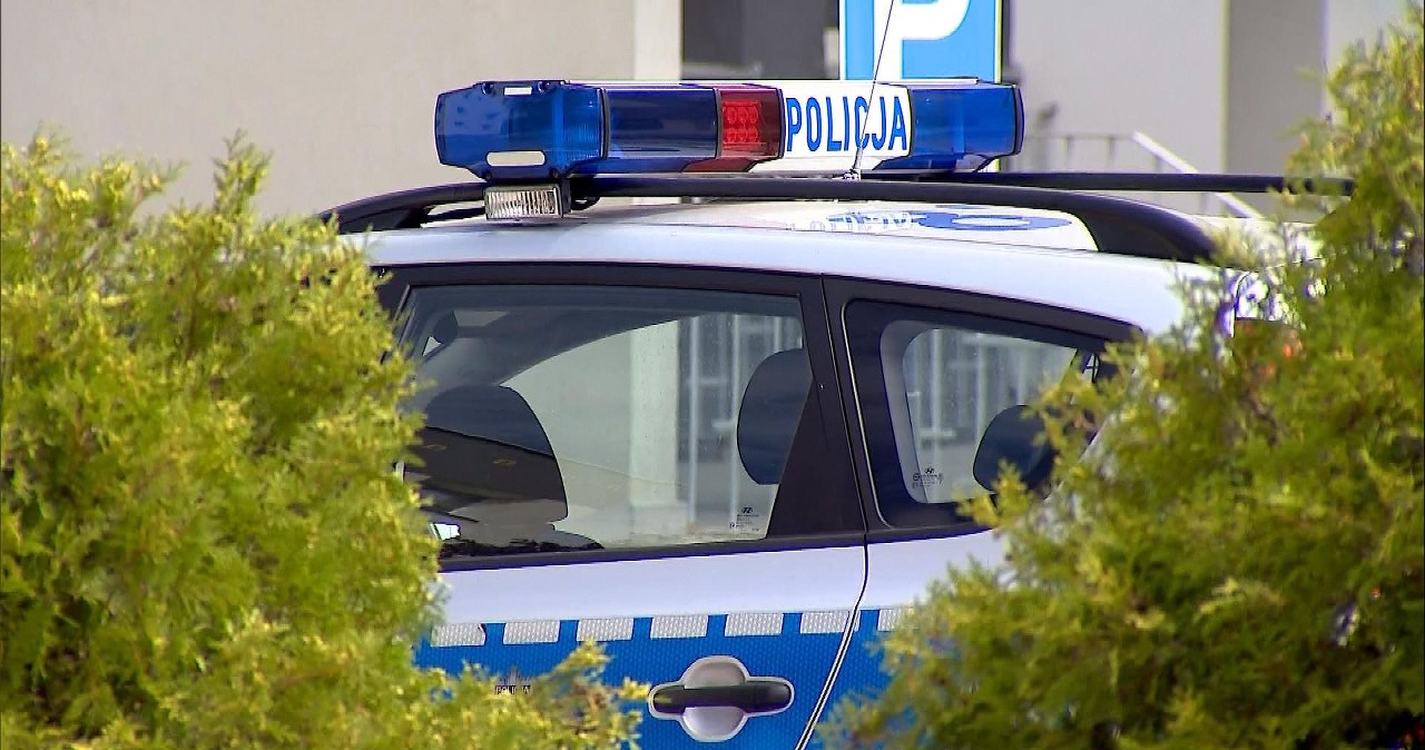 Tymbark. Żołnierz skakał po radiowozach i uszkodził komisariat policji Tymbark. Żołnierz skakał po radiowozach i uszkodził komisariat policji
