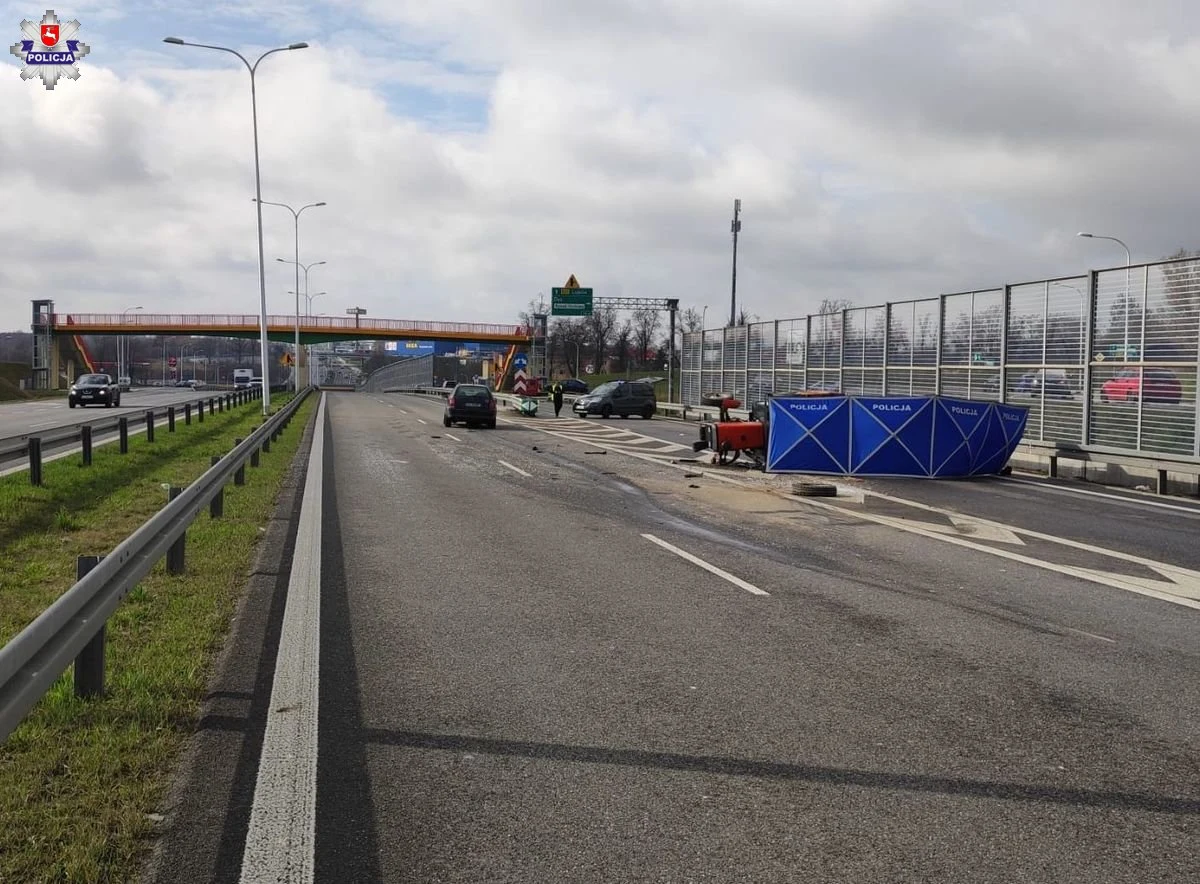 56-letni kierowca ciągnika rolniczego zginął po zderzeniu z autem osobowym na drodze krajowej 19 w Elizówce na Lubelszczyźnie. Pojazd, którym kierował przewrócił się na jezdnię.

