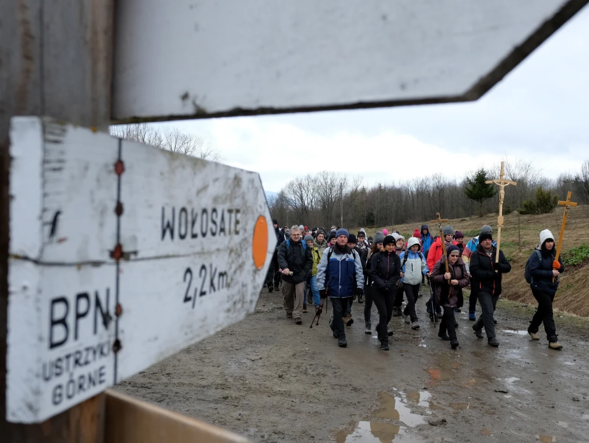 W sobotę 1 kwietnia pielgrzymi wyruszą z Wołosatego na Przełęcz Bukowską. Przy szlaku są stacje drogi krzyżowej, a na przełęczy stoi duży krzyż. Ratownicy bieszczadzkiej grupy GOPR apelują, żeby dobrze przygotować się do wyprawy.

