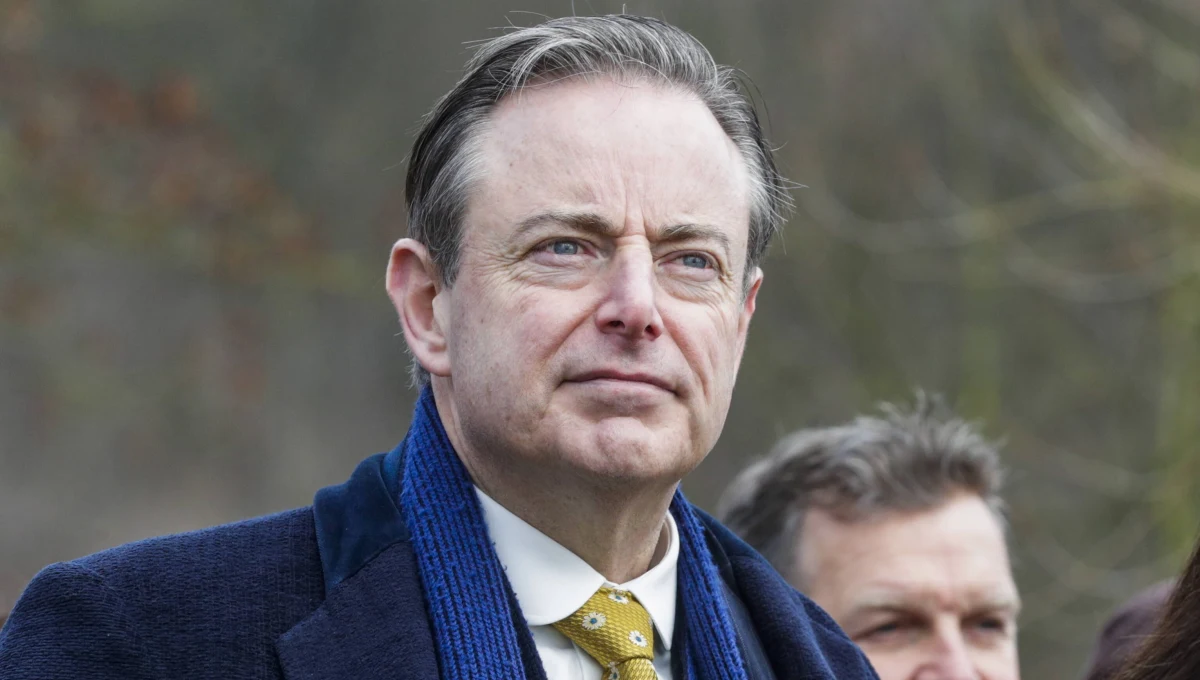 Zradykalizowani młodzi ludzie aresztowani w poniedziałek w ramach śledztwa terrorystycznego w Brukseli, Antwerpii i Eupen chcieli zamordować burmistrza Antwerpii Barta De Wevera i zaatakować posterunki belgijskiej policji - podała w piątek gazeta "Mediahuis", na którą powołuje się agencja Belga.