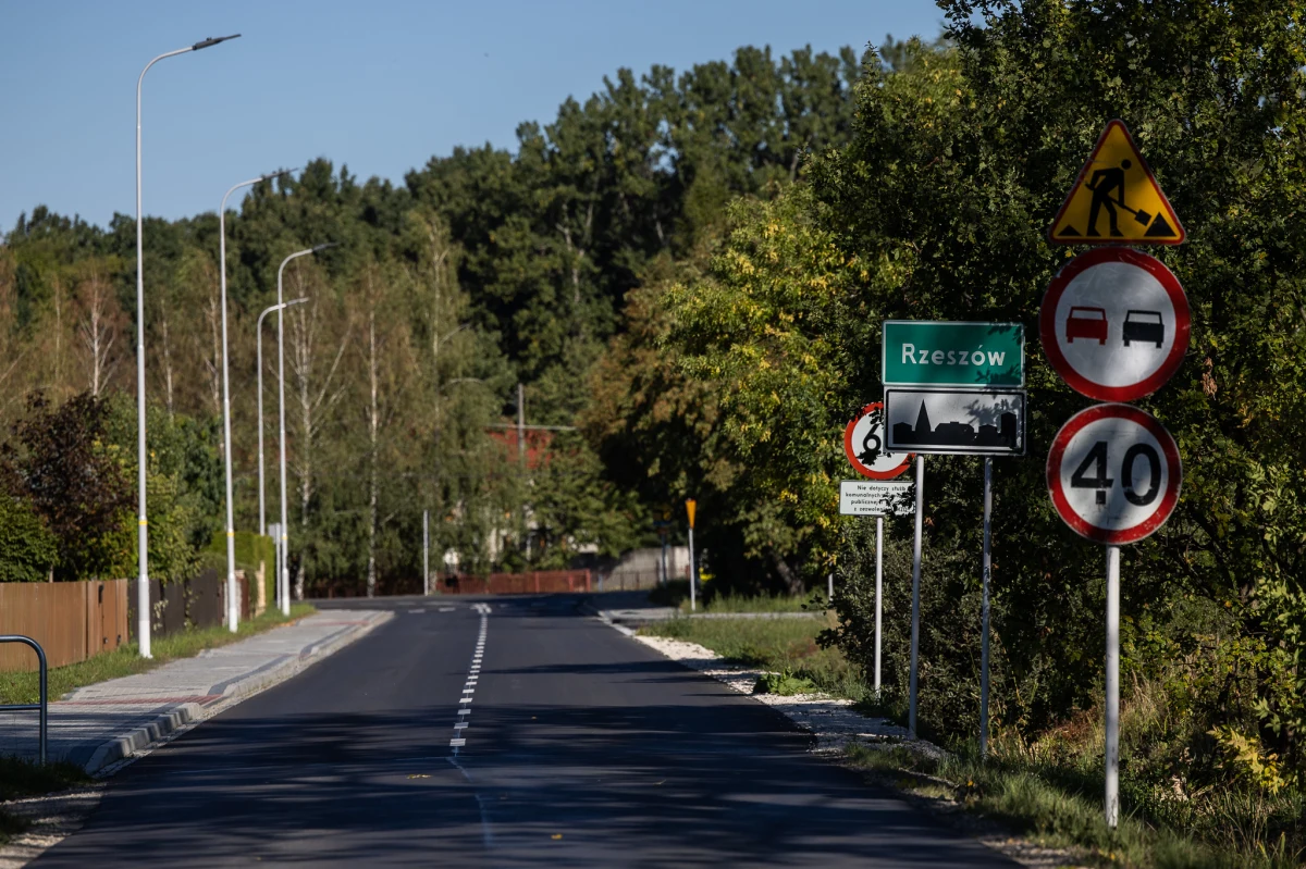 Ponad połowa należących do miasta lamp oświetlających obecnie ulice Rzeszowa oparta jest o technologię LED. To pozwala na duże oszczędności energii. Miasto deklaruje, że modernizacja będzie kontynuowana.