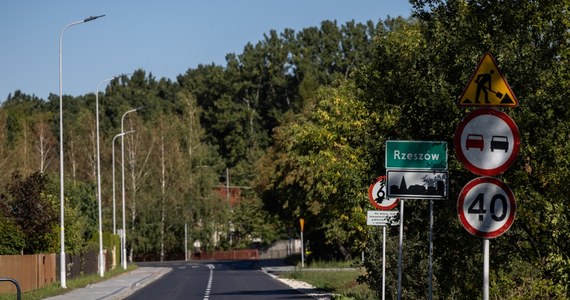 Ponad połowa należących do miasta lamp oświetlających obecnie ulice Rzeszowa oparta jest o technologię LED. To pozwala na duże oszczędności energii. Miasto deklaruje, że modernizacja będzie kontynuowana.