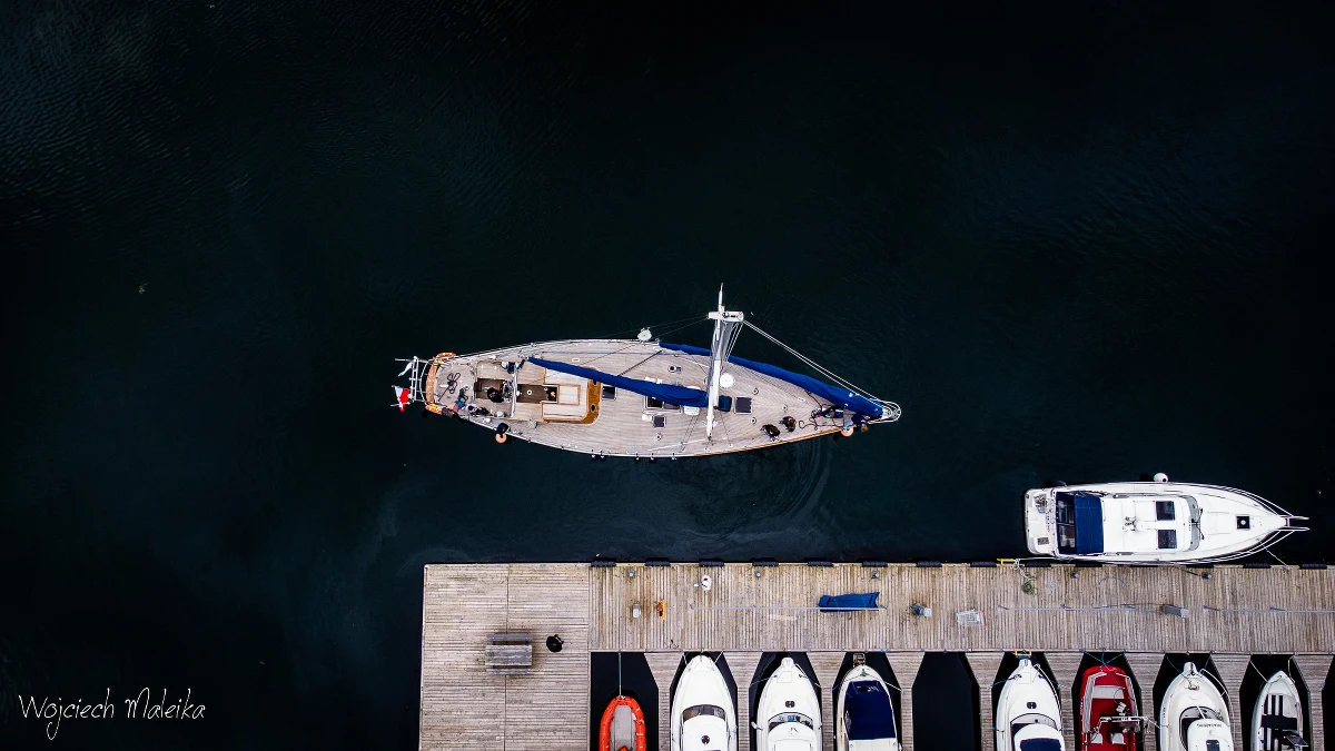​Do 7 kwietnia br. odważni żeglarze mogą zgłaszać chęć udziału w arktycznej wyprawie jachtu Dar Szczecina na północny kraniec Europy. Rejs rozpocznie się 6 czerwca w Szczecinie i zakończy się 6 września w tym samym porcie. Żeglarze na pokładzie jachtu odwiedzą północ Norwegii.