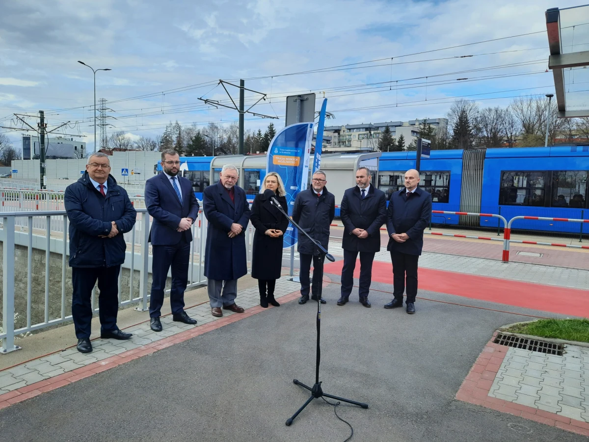 Kraków otrzymał dodatkowe 44,8 mln zł z funduszy UE na rozwój niskoemisyjnego transportu w ramach Aglomeracji Krakowskiej. Jak podkreślił minister funduszy i polityki regionalnej Grzegorz Puda dzięki Zintegrowanym Inwestycjom Terytorialnym samorządy miast i ich obszarów funkcjonalnych mogą wspólnie realizować inwestycje dofinansowane z funduszy unijnych.
