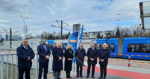 Kraków otrzymał dodatkowe 44,8 mln zł z funduszy UE na rozwój niskoemisyjnego transportu w ramach Aglomeracji Krakowskiej. Jak podkreślił minister funduszy i polityki regionalnej Grzegorz Puda dzięki Zintegrowanym Inwestycjom Terytorialnym samorządy miast i ich obszarów funkcjonalnych mogą wspólnie realizować inwestycje dofinansowane z funduszy unijnych.
