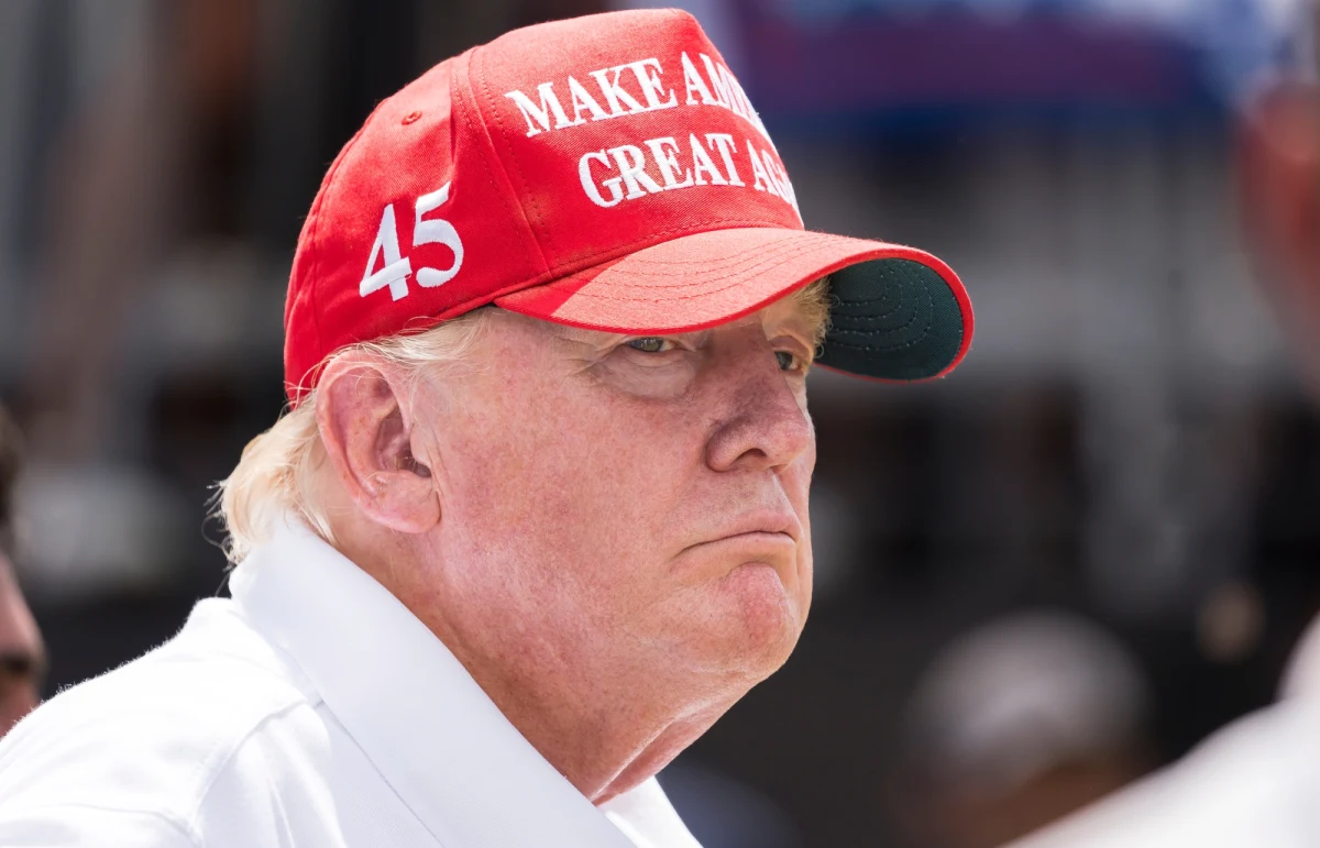 Donald Trump nie zostanie zakuty w kajdanki, jeżeli w przyszłym tygodniu dobrowolnie pojawi się w sądzie – według agencji Reutera takie warunki Joe Tacopina, obrońca niedawnego amerykańskiego prezydenta, ustalił z prokuraturą na Manhattanie.