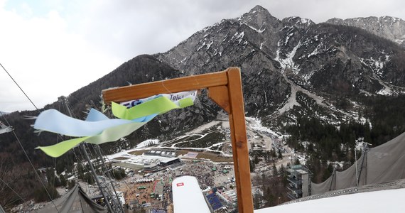 Piątkowy konkurs Pucharu Świata w lotach narciarskich w słoweńskiej Planicy został przełożony na sobotę. Plany organizatorów pokrzyżowała pogoda.