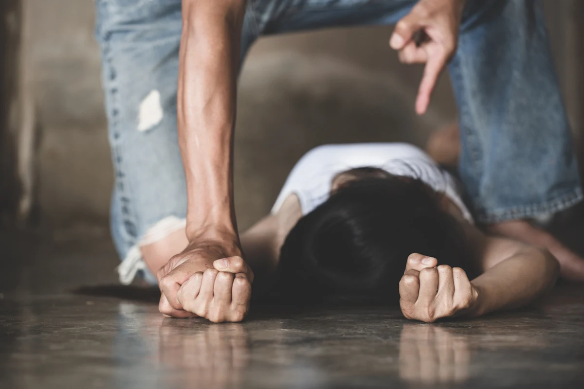 28 ciosów pięściami i nogami po głowie zadał swojej dziewczynie Nikodem C. W piątek Sąd Okręgowy w Olsztynie skazał 20-latka na 8 lat i 3 miesiące pozbawienia wolności. Proces trwał od sierpnia ubiegłego roku.