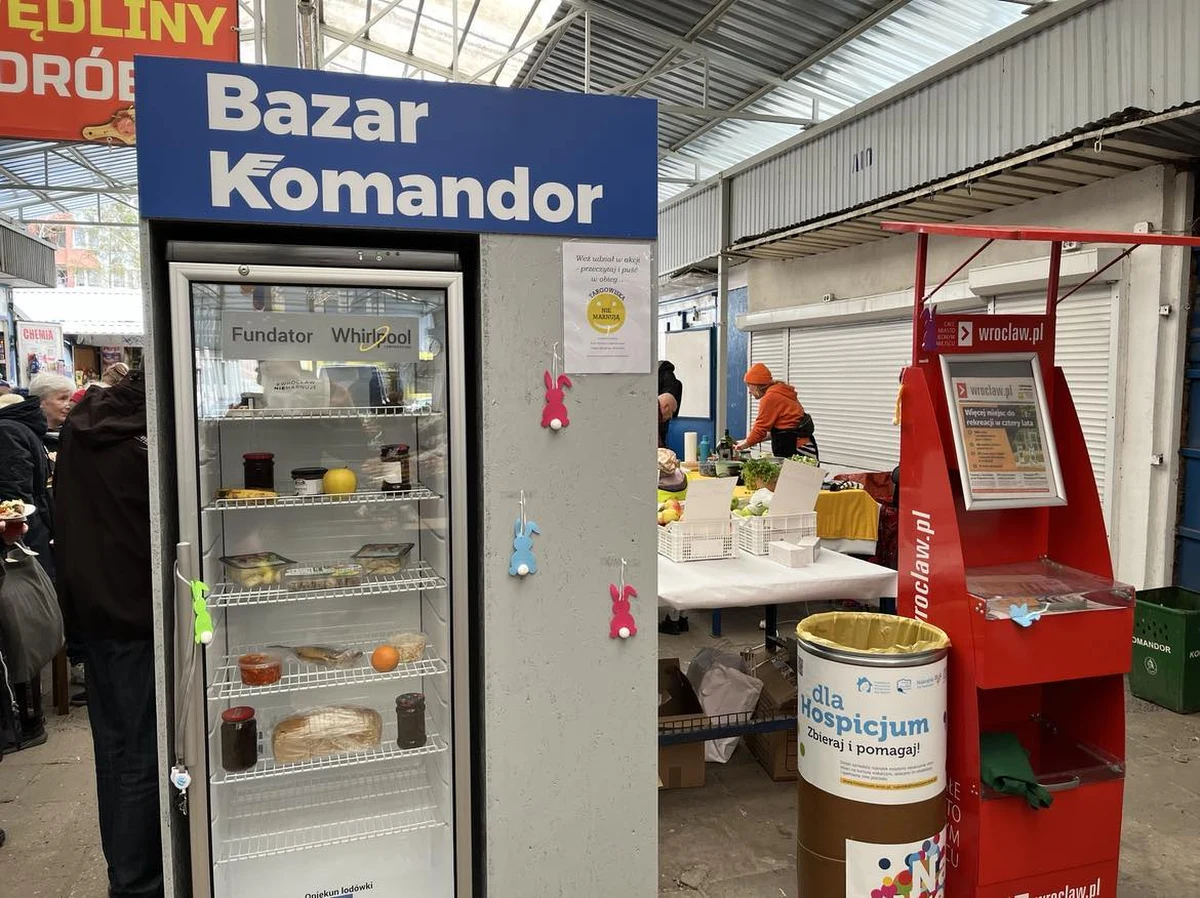 Na wrocławskim Bazarze Komandor powstała Jadłodzielnia. To w ramach akcji "Targowiska nie marnują". Handlowcy i mieszkańcy mogą tam włożyć żywność do lodówki społecznej. Z tego co mogłoby się zmarnować i trafić do śmietnika, skorzystają potrzebujący.