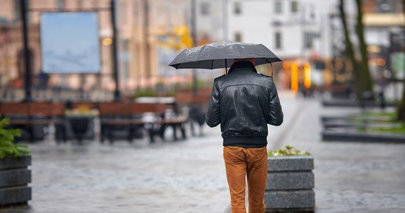 W sobotę w całym kraju będzie pochmurno, z przelotnymi opadami deszczu. Na Pomorzu będzie padał deszcz ze śniegiem. Na południowym wschodzie możliwe burze.