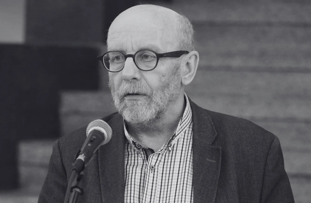 ​Pogrzeb prof. Pawła Śpiewaka odbędzie się 2 kwietnia o godz. 13.00 na Cmentarzu Żydowskim przy ul. Okopowej - poinformował w sobotę jego syn Jan Śpiewak.