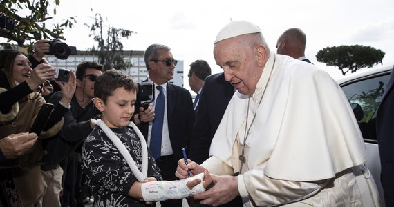 Papież Franciszek opuścił szpital i wrócił do Watykanu. Rozmawiał z dziennikarzami, jest w dobrej formie. Będzie przewodniczyć mszy w Niedzielę Palmową na placu Świętego Piotra.