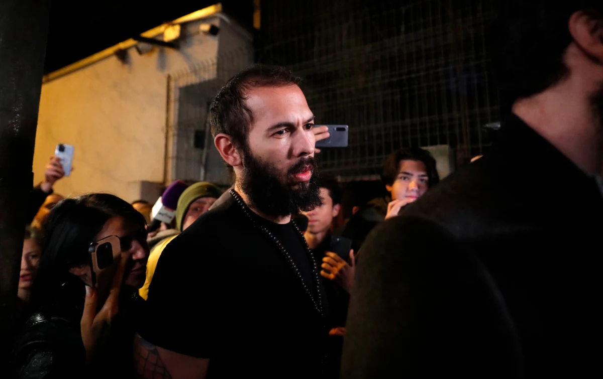 Kontrowersyjny influencer Andrew Tate i jego brat zostali zwolnieni z aresztu i przeniesieni do aresztu domowego. Tak zdecydował rumuński sąd. Mężczyźni są podejrzani o gwałt, handel ludźmi i udział w zorganizowanej grupie przestępczej.