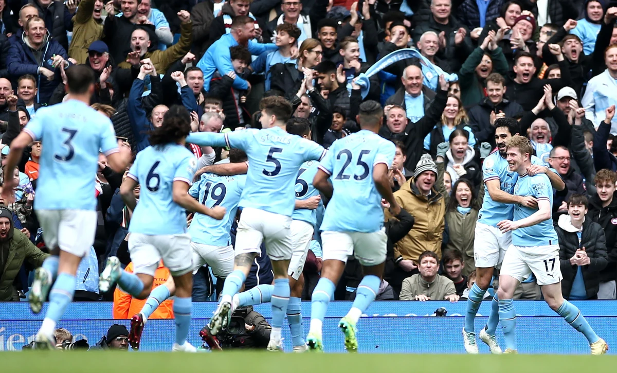 Manchester City wygrał z Liverpoolem 4:1 w meczu otwierającym 29. kolejkę angielskiej ekstraklasy piłkarskiej. Broniący tytułu mistrzowskiego gospodarze przegrywali 0:1, ale później tylko oni trafiali do siatki.