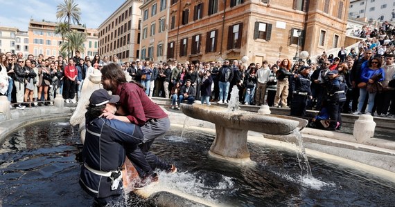 Troje młodych ludzi, przedstawiających się jako aktywiści klimatyczni, wylało z kanistra czarny płyn do wody w zabytkowej fontannie na Placu Hiszpańskim w Rzymie. Sprawcy zostali zatrzymani przez karabinierów. Czyn ten potępił włoski minister kultury.