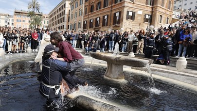 Wlali czarny płyn do fontanny na Placu Hiszpańskim w Rzymie. Aktywiści zatrzymani
