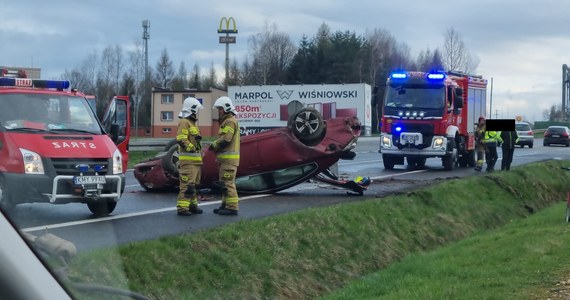 Dwie osoby zostały ranne po dachowaniu samochodu osobowego na zakopiance w Jaworniku (woj. małopolskie). W wyniku zdarzenia trasa w kierunku stolicy Tatr była zablokowana przez około 2 godziny.