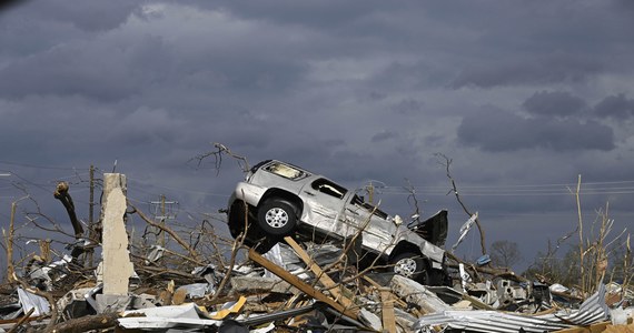 Tornada lub potężne burze w co najmniej ośmiu stanach USA zabiły 21 osób - poinformowała w sobotę agencja AP. Najbardziej ucierpiało hrabstwo McNairy w Tennessee. Zginęło tam co najmniej siedem osób. Żywioł zniszczył domy i firmy, powalił drzewa i spustoszył wiele obszarów.