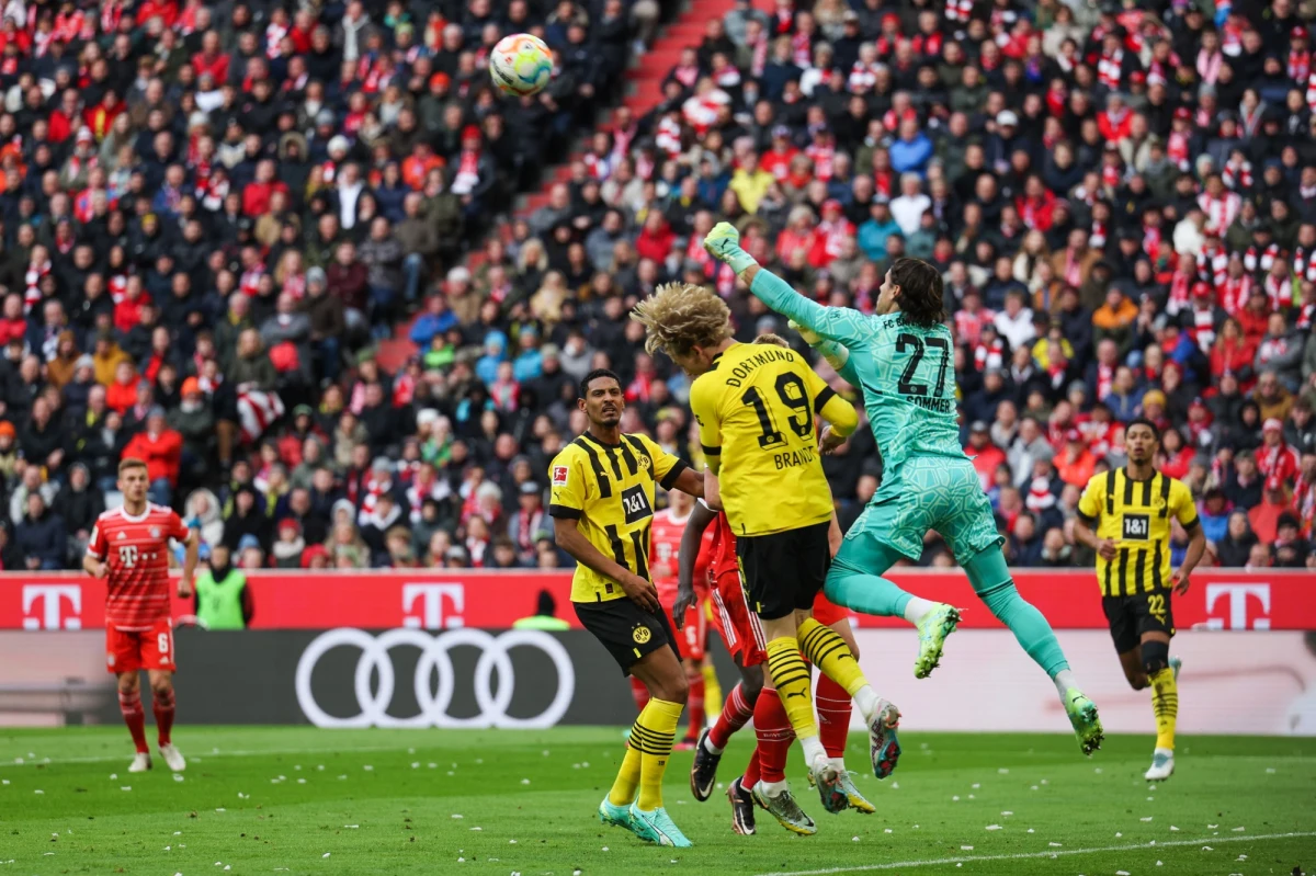 Bayern Monachium pokonał u siebie prowadzącą przed tym weekendem Borussię Dortmund 4:2 i awansował na pozycję lidera niemieckiej ekstraklasy piłkarskiej. Na ławce trenerskiej gospodarzy zadebiutował Thomas Tuchel, w przeszłości szkoleniowiec rywali.