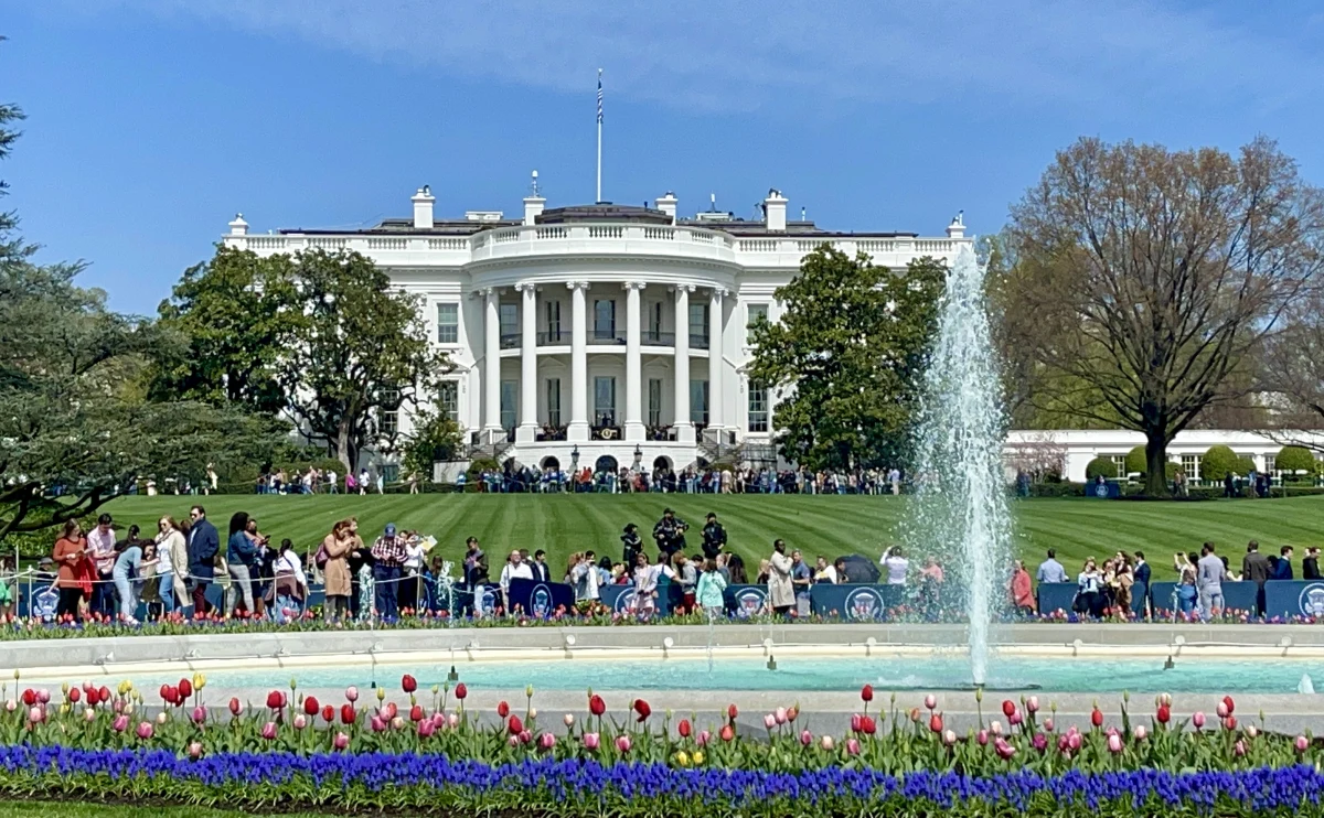 W Waszyngtonie trwa weekend otwartych Ogrodów Białego Domu. Dwa razy w roku, wiosną i jesienią można wejść na teren, gdzie na co dzień mieszka i pracuje przywódca Stanów Zjednoczonych. Paweł Żuchowski nasz amerykański korespondent, który na co dzień relacjonuje wydarzenia w Białym Domu pokazuje dziś miejsca, które w ten weekend zobaczyć mogą mieszkańcy i turyści.