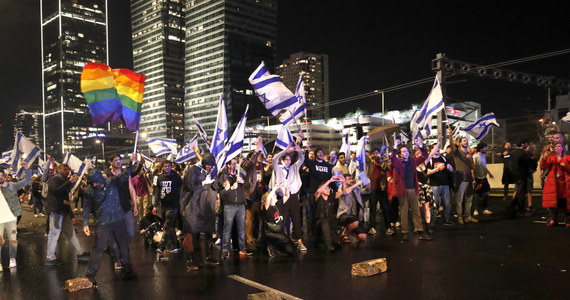 Mimo zawieszenia przez premiera Benjamina Netanjahu prac nad reformą sądownictwa na ulice izraelskich miast wyszło w sobotę ponad 160 tys. ludzi, domagających się bezwarunkowej rezygnacji z tego projektu - podały izraelskie media powołując się na policję. Według organizatorów demonstracji bierze w nich udział około 450 tys. osób.