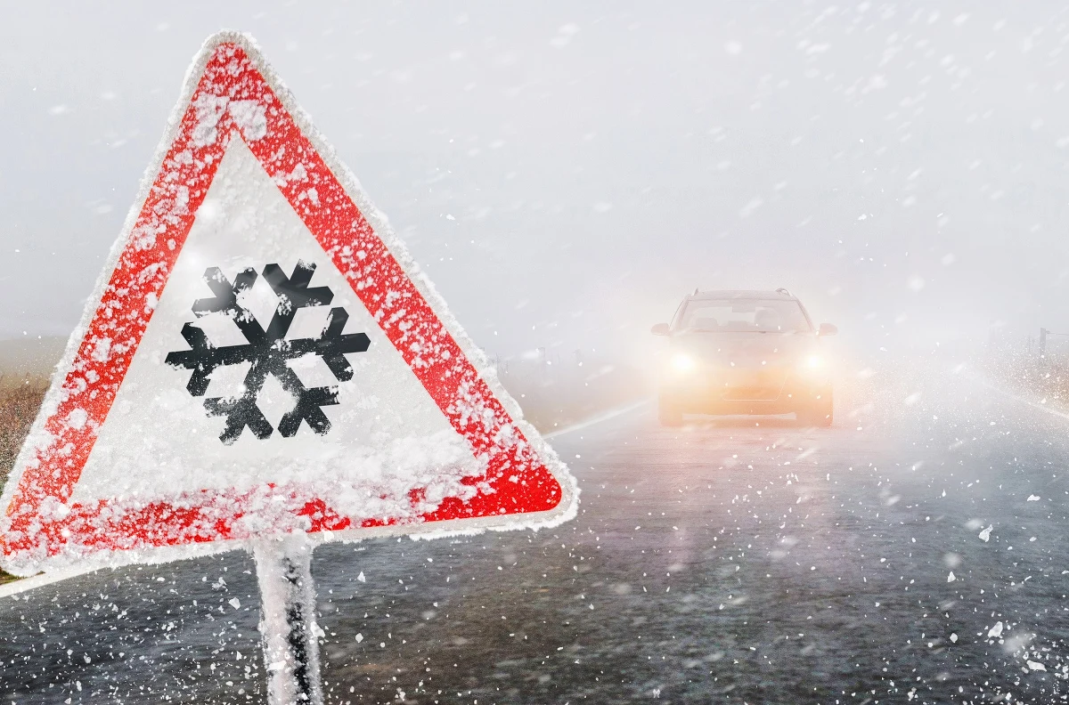 ​Nawet kilkanaście centymetrów śniegu może dziś spaść w południowych powiatach województwa małopolskiego. Śnieg ma padać też na południowych obszarach województwa dolnośląskiego. Instytut Meteorologii i Gospodarki Wodnej wydał ostrzeżenia.