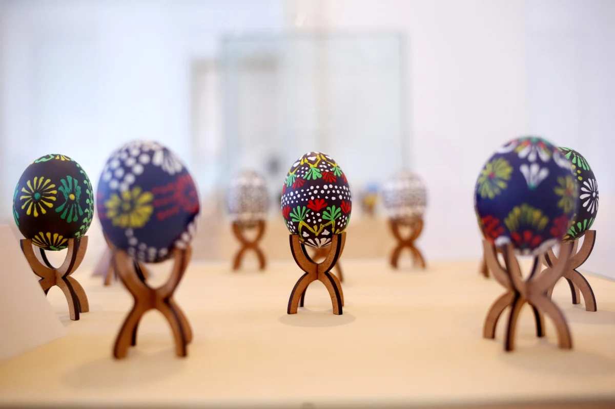 Jajka zdobione techniką batikową lub malowane różnymi materiałami można, jak co roku w okresie wielkanocnym, oglądać na wystawie Muzeum Górnośląskiego w Bytomiu. Ekspozycję poprzedził konkurs na najpiękniejszą kroszonkę. W tym roku zgłoszono 30 zestawów prac – w sumie 148 kroszonek. Zobacz niezwykłe zdjęcia malowanych jajek. 