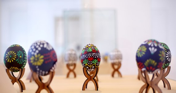 Jajka zdobione techniką batikową lub malowane różnymi materiałami można, jak co roku w okresie wielkanocnym, oglądać na wystawie Muzeum Górnośląskiego w Bytomiu. Ekspozycję poprzedził konkurs na najpiękniejszą kroszonkę. W tym roku zgłoszono 30 zestawów prac – w sumie 148 kroszonek. Zobacz niezwykłe zdjęcia malowanych jajek. 