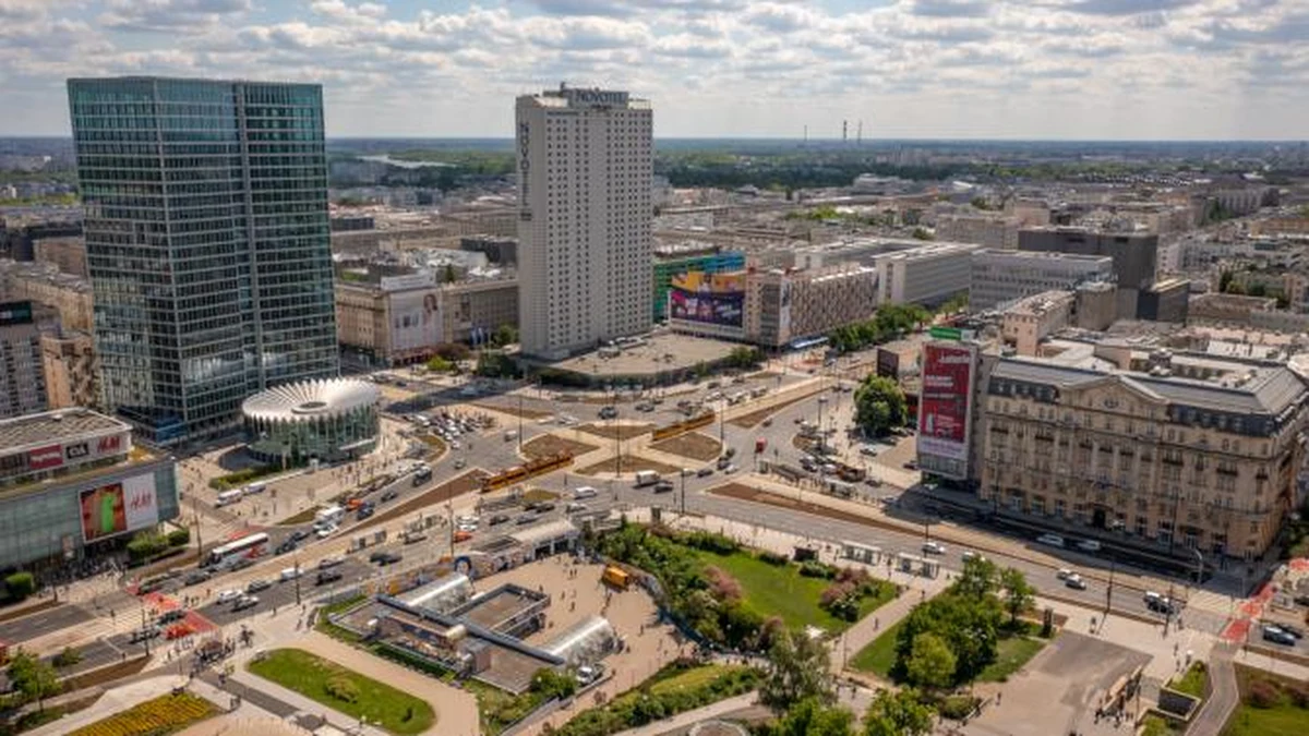 W związku z marszem papieskim, od godziny 9.00 nieprzejezdne jest rondo Dmowskiego. To z niego o godzinie 11.00 ruszy marsz papieski. Uczestnicy przejdą ulicą Marszałkowską i Krakowskim Przedmieściem do Świętojańskiej.
