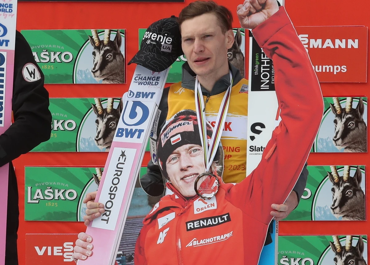 Nieobecny w Planicy Dawid Kubacki jednak zakończył sezon "na podium" - oczywiście symbolicznie. Stało się to za sprawą wspaniałego gestu Anże Laniska, który wniósł na podium duży wizerunek Kubackiego. 