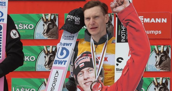 Nieobecny w Planicy Dawid Kubacki jednak zakończył sezon "na podium" - oczywiście symbolicznie. Stało się to za sprawą wspaniałego gestu Anże Laniska, który wniósł na podium duży wizerunek Kubackiego. 