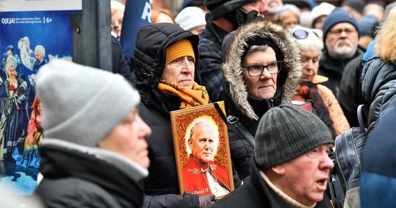 Ponad pięć tysięcy wrocławian przeszło w marszu upamiętniającym papieża Jana Pawła II - podali organizatorzy. Uczestnicy wydarzenia nieśli flagi oraz portrety papieża, skandowali hasła i odmawiali modlitwy.